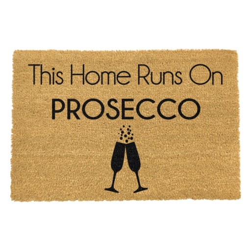 Covoraș de intrare din fibre de nucă de cocos 40x60 cm This Home Runs On Prosecco – Artsy Doormats